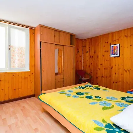 Two-bedroom Pula Near Sea 1 *
