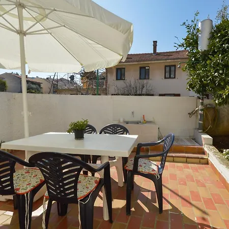 Two-bedroom Pula Near Sea 1 *